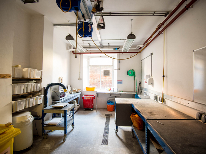 Glass casting plaster room 