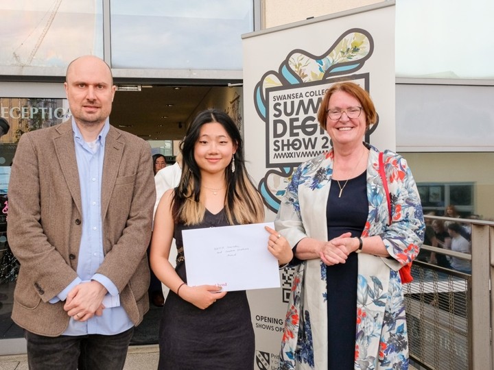 Zheng being given an award