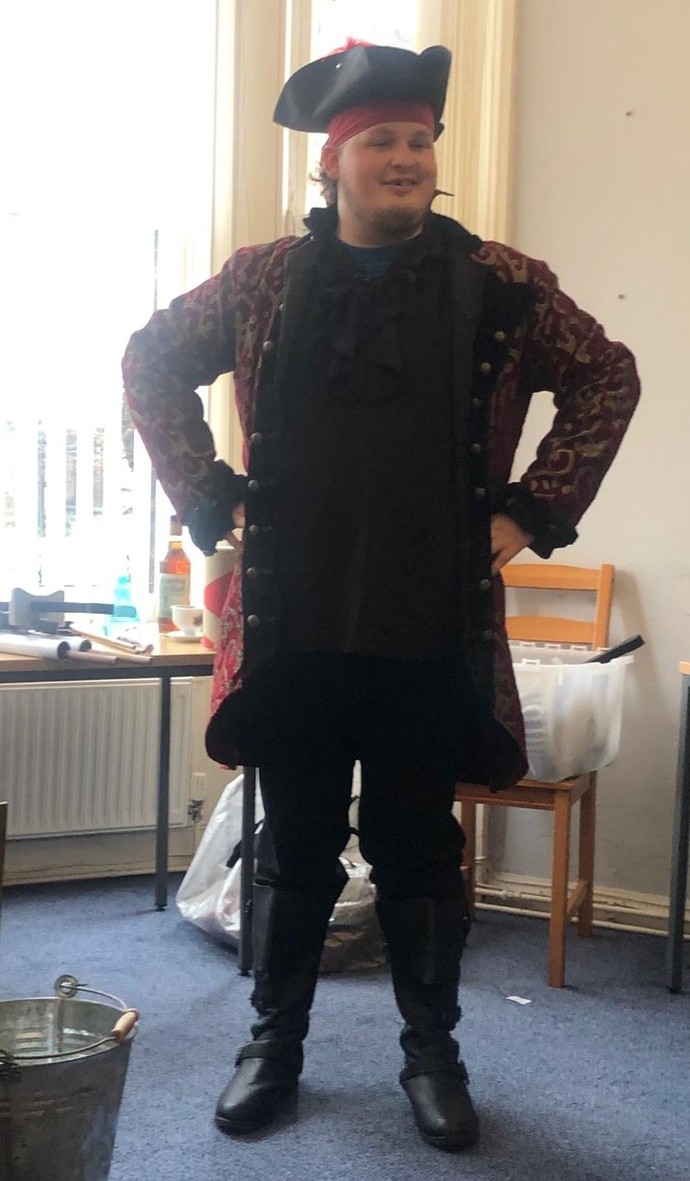 David yn sefyll yn ei wisg fel Barti Ddu