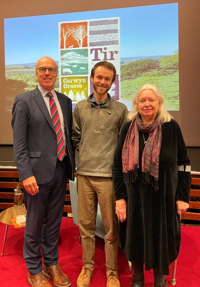 Gwilym Dyfri Jones, Carwyn Graves a Gillian Clarke mewn rhes ar ôl y lansiad