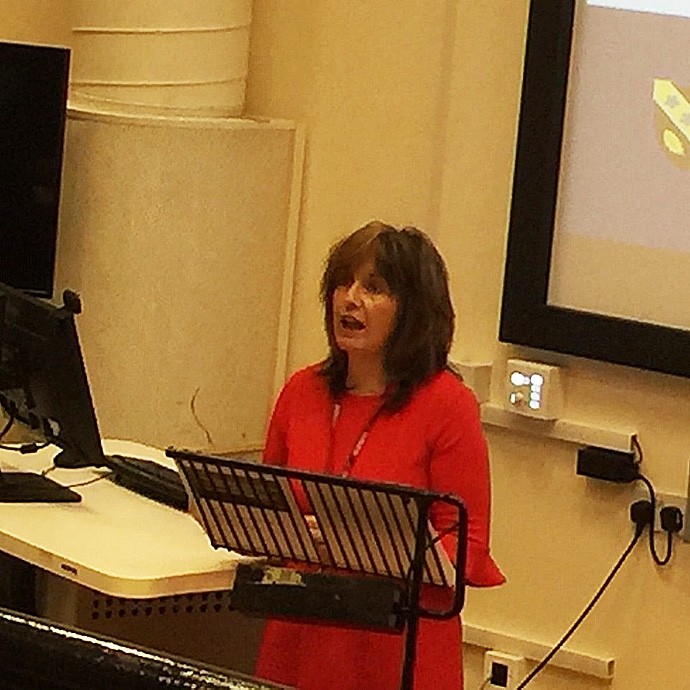 Dr Alison Evans yn rhoi cyflwyniad.