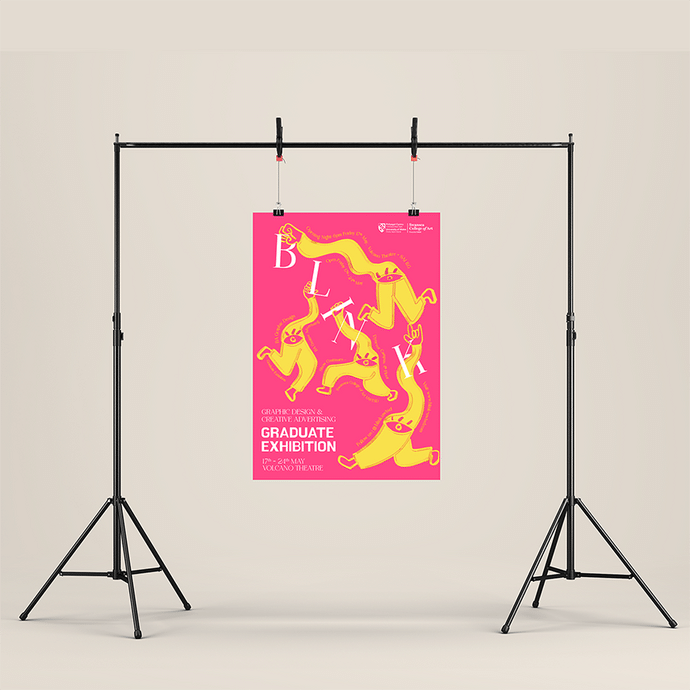 Mae poster pinc llachar yn hongian o ffrâm fetel; mae’r testun ar y poster yn dweud Graduate Exhibition; mae trisgell melyn â dwy droed ac un llaw yn cydio neu’n troelli trwy llythrennau’r gair Blink.  