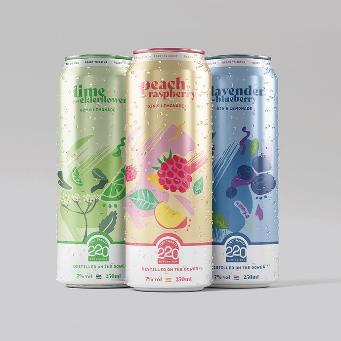 Dyluniad ar gyfer tri chan diodydd gin a lemonêd; caniau tenau 250ml wedi’u smotio â defnynnau dŵr; mae leim a blodeuyn ysgaw yn defnyddio arlliwiau gwyrdd; eirin gwlanog a mafon mewn melyn a phinc; lafant a llus mewn gleision a phiws. 
