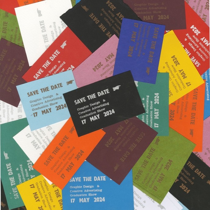 Cardiau gwahanol lliw yn gorgyffwrdd, pob un yr un maint â cherdyn busnes; ar bob un mae’n dweud: save the date; graphic Design and creative advertising graduation show 17 May 2024.