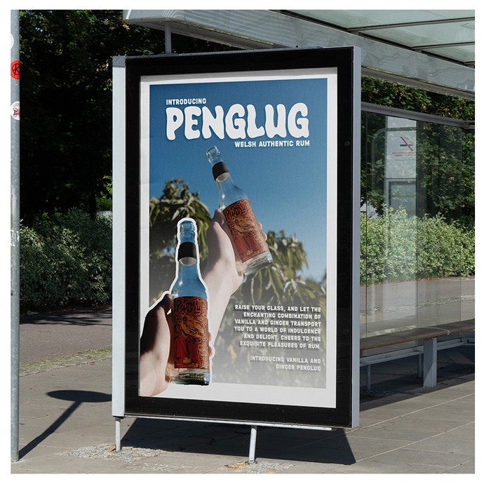 Hysbyseb ar ochr lloches bws yn dangos dwylo’n gafael poteli gwag; mae’r label ar y poteli’n dangos penglog ceffyl yn gwenu ar gorff dynolffurf mewn siwt coch; dywed y testun: introducing Penglug, Welsh authentic rum; raise your glass and let the enchanting combination of vanilla and ginger transport you to a world of indulgence and delight; cheers to the exquisite pleasures of rum; introducing vanilla and ginger Penglug. 