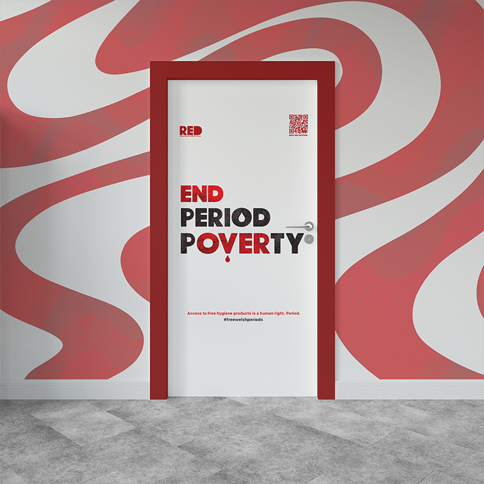 Graffig yn dangos drws gwyn ag arno eiriau mewn du a choch sy’n dweud: end period poverty – mae’r wal o gwmpas y drws wedi’i orchuddio mewn chwyrlïau coch a gwyn.