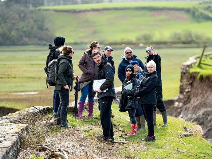 Saif grŵp astudio ar wal fôr Cwm Ivy, yn agos i rwyg mawr yn y clawdd pridd.