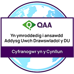 QAA – yn ymroddedig i ansawdd Addysg Uwch Drawswladol y DU – Cyfranogwr yn y Cynllun.