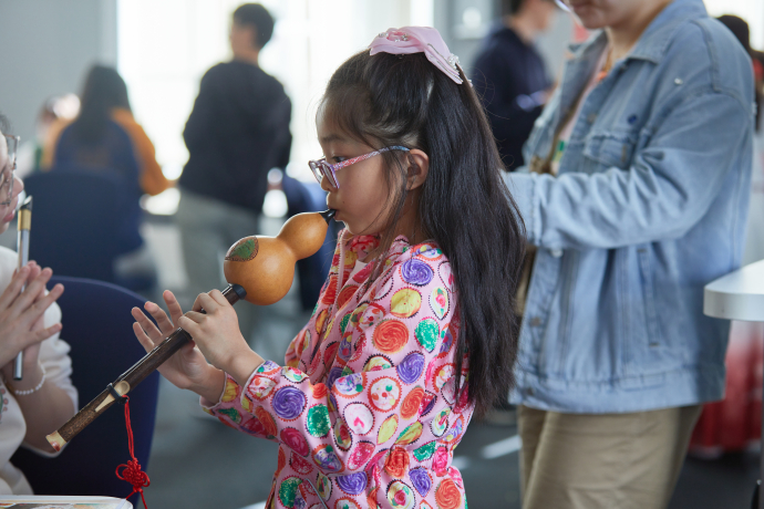 a girl with houluse at Chinese workshop