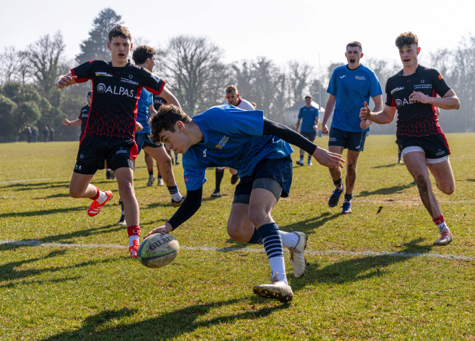 Image of Noah Potter scoring a try 