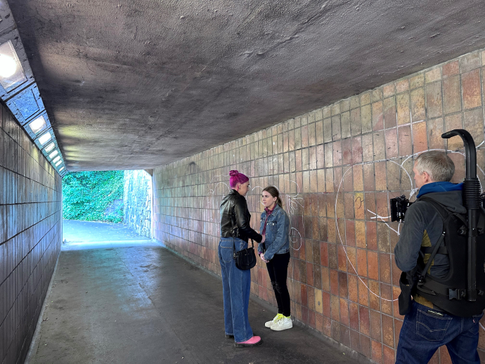 photo of Gwenno on set with S4C