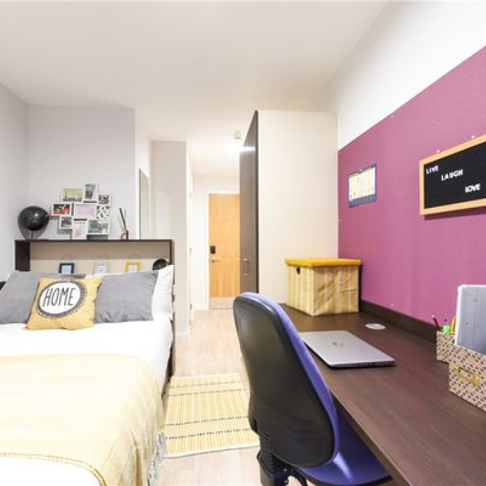 Bronze bedroom wiht single bed and study space