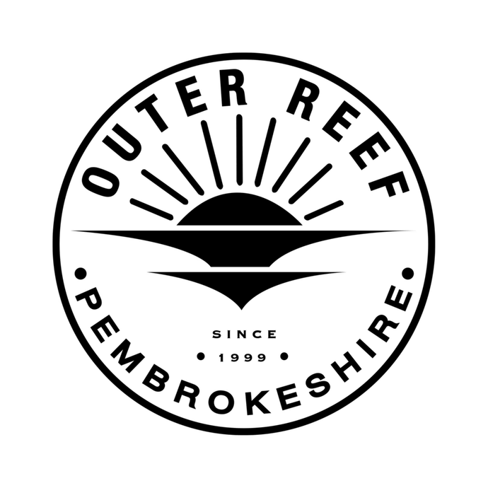 Logo ysgol syrffio yn Sir Benfro, Outer Reef