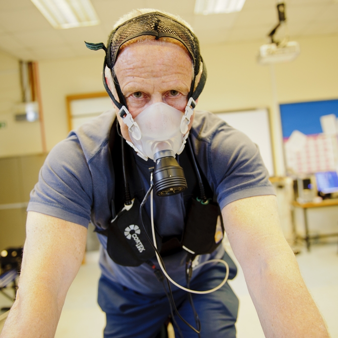 Person yn gwisgo offer anadlu yn y cyfleusterau chwaraeon