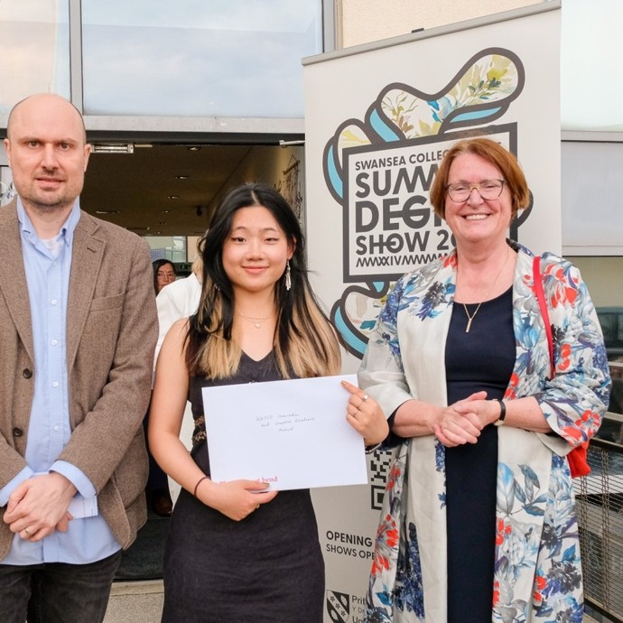 Zheng being given an award