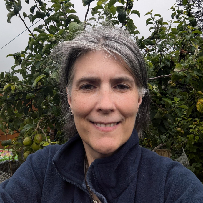 Glenda Tinney headshot in nature