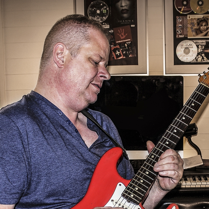 Ian Simmons playing guitar