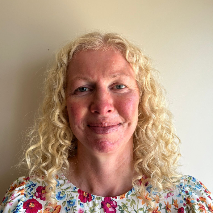 Menna Davies Headshot